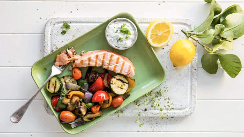 Ovnsbakt laks med grønnsaker – sunn og enkel lakseoppskrift med ovnsbakte rotgrønnsaker