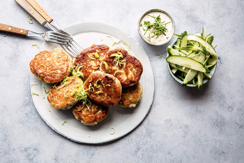 Fiskekaker med poteter og råkost